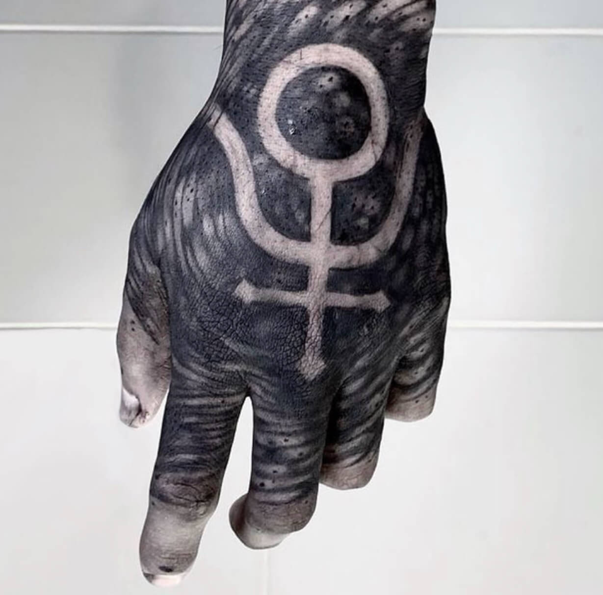 Tatuaje Blackwork de Hyena Tattoo - Mano